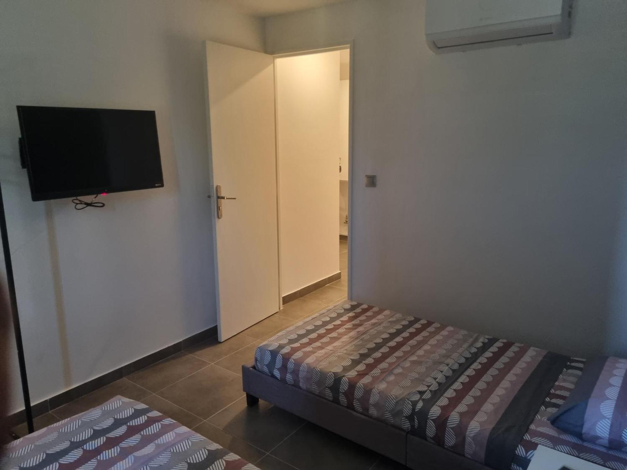 Chambre Privative Renove 2024, Climatisation, Tramway Sur Place , 12 Min Centre, 16 Min Plage, Apercu Lateral Mer, 2 Wc Avec 2 Salle De Bain, Private Room Renovated 2024, Air-Conditioned , Tram On Spot, 2 Toilets And 2 Bathrooms Nice Exterior photo