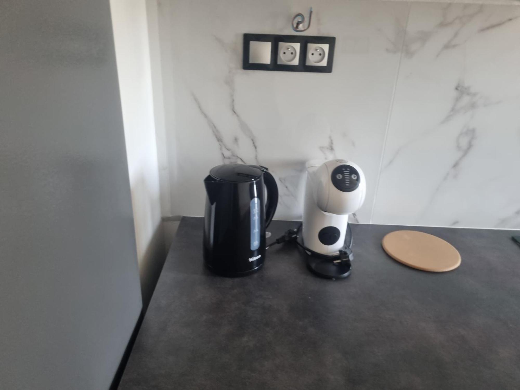 Chambre Privative Renove 2024, Climatisation, Tramway Sur Place , 12 Min Centre, 16 Min Plage, Apercu Lateral Mer, 2 Wc Avec 2 Salle De Bain, Private Room Renovated 2024, Air-Conditioned , Tram On Spot, 2 Toilets And 2 Bathrooms Nice Exterior photo